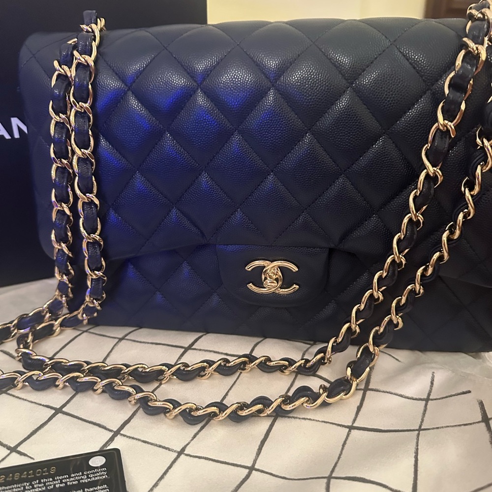JUMBO CLASSIC HANDBAG
 
Grained Calfskin & Gold-Tone Metal 
Blue, worn once !